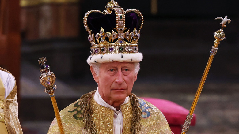 Corona de joyas de oro del rey Carlos III