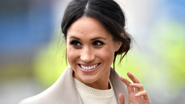 Meghan Markle saludando y sonriendo