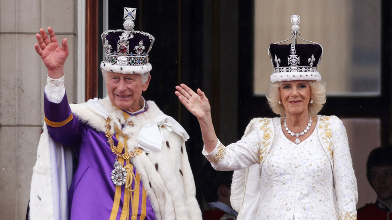 El rey Carlos y la reina Camila saludando