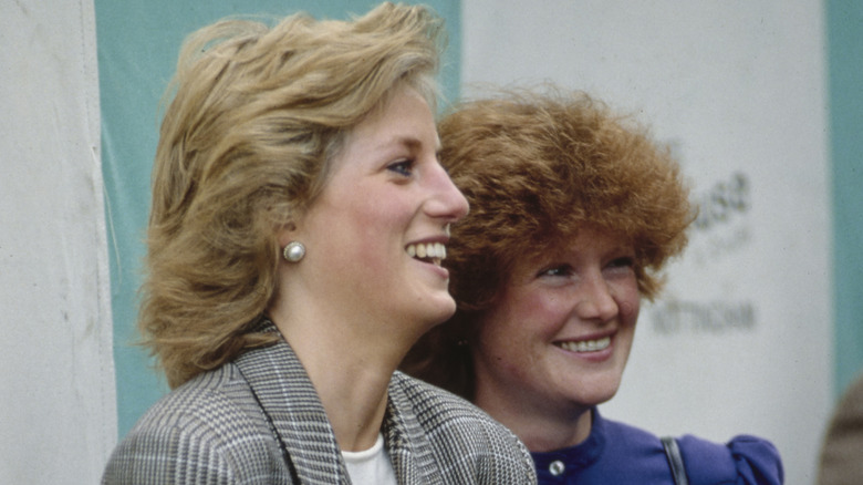 Sarah Spencer y la princesa Diana sonriendo