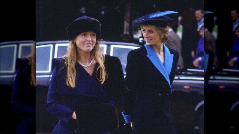 Sarah Ferguson sonriendo con la princesa Diana