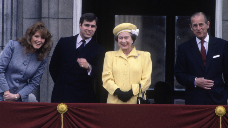 Sarah Ferguson, el príncipe Andrés, la reina Isabel II, el príncipe Felipe sonriendo