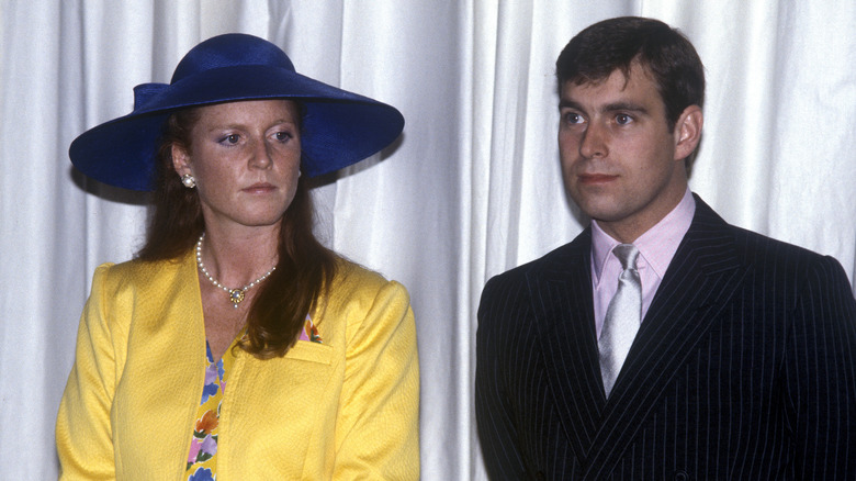 Sarah Ferguson triste, el príncipe Andrew mirando