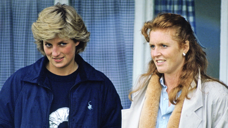 La princesa Diana y Sarah Ferguson sonriendo