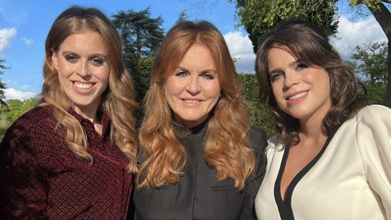 Sarah Ferguson con sus hijas, la princesa Beatriz y la princesa Eugenia