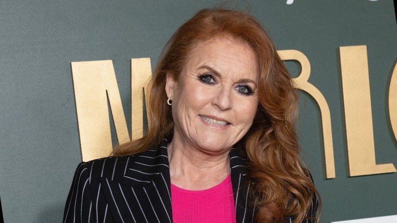 Sarah Ferguson sonriendo con traje