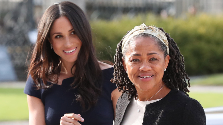 Meghan Markle posando con su mamá, Doria Ragland