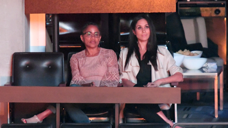 Meghan Markle y Doria Ragland sonrientes y sentadas