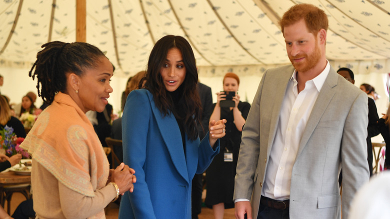 Doria Ragland con Meghan Markle y el príncipe Harry hablando