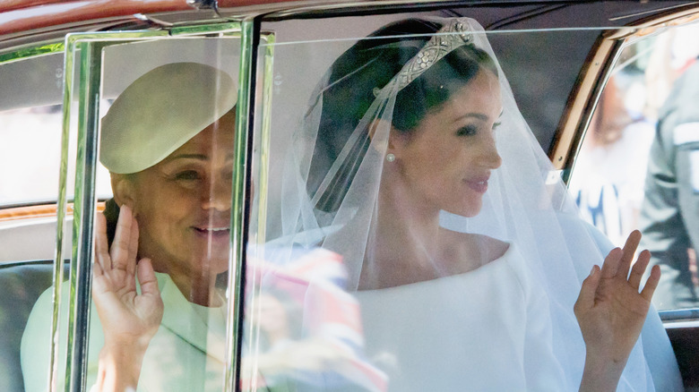 Doria Ragland y Meghan Markle sonriendo 