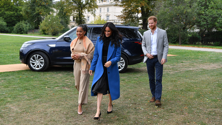 Doria Ragland con Meghan Markle y el príncipe Harry, paseando