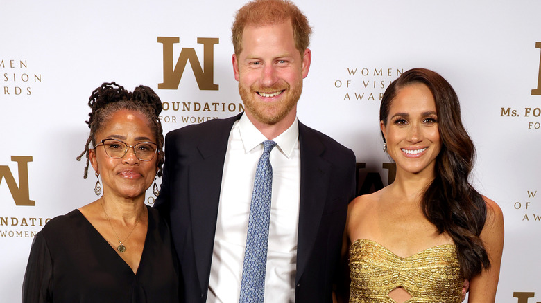 Doria Ragland con Meghan Markle y el príncipe Harry, todos sonrientes