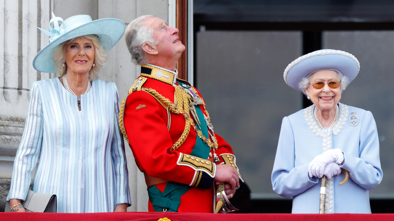 La reina Camilla, el rey Carlos y la reina Isabel viendo Trooping the Colour