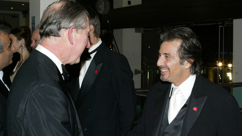 El rey Carlos le da la mano a Al Pacino