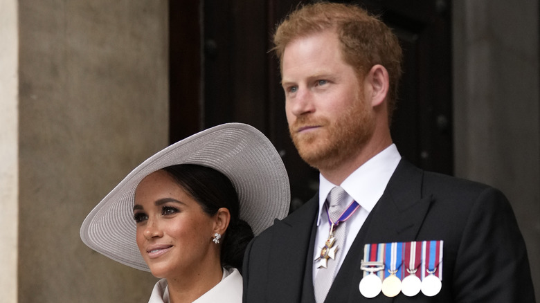 El príncipe Harry y Meghan Markle posando