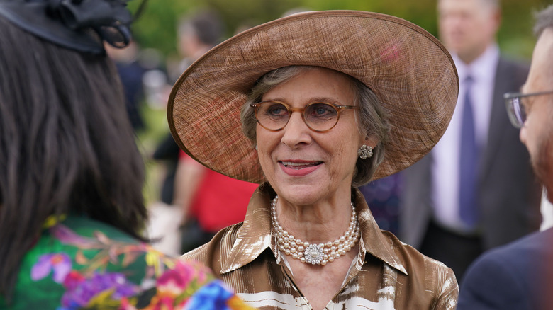 Vestido y sombrero de paja marrón Duchess Gloucester