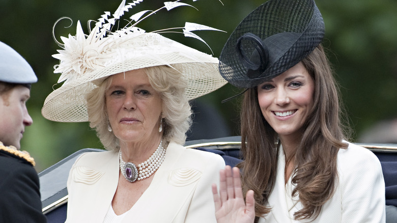 Reina Camilla, Kate Middleton saludando