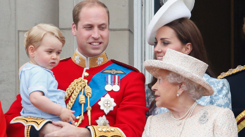 La reina Isabel habla con el príncipe George 