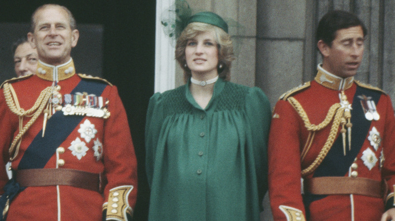 Embarazada princesa Diana de pie en vestido verde