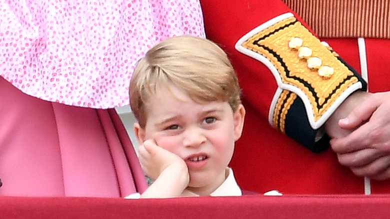 Prince George apoyando la mano en la barbilla