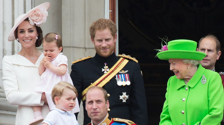 El príncipe William se agacha por el príncipe George