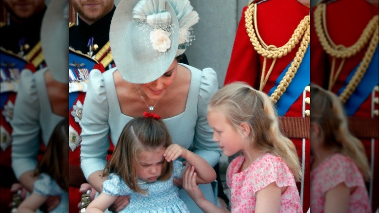 Kate Middleton sostiene a la princesa Charlotte llorando