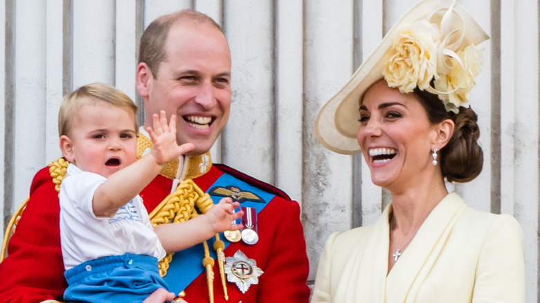 Príncipe Louis saludando, Príncipe William, Kate Middleton riendo