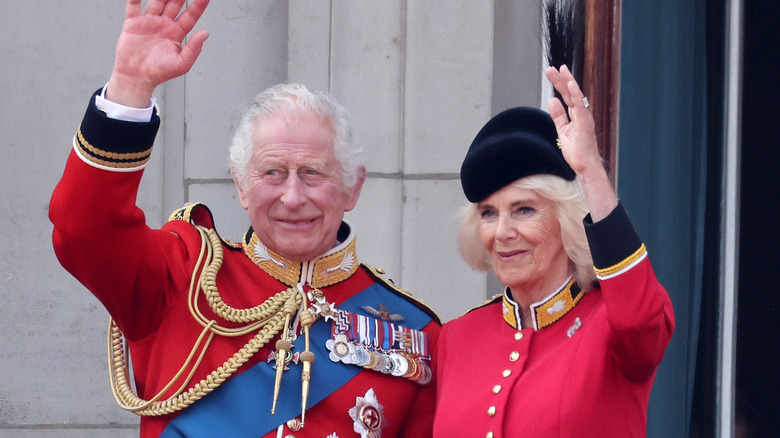 Charles y Camilla saludando