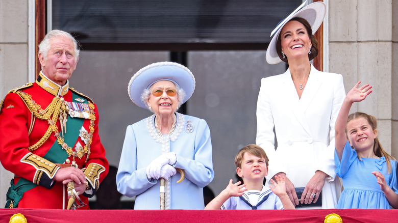 El último Trooping de la reina Isabel, contemplando el cielo con la familia