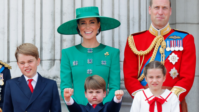 El príncipe Louis posa con su familia, puños en el aire