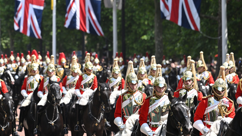 Soldados marchando durante un desfile de Trooping the Color