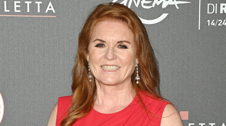 Sarah Ferguson sonriendo en el evento