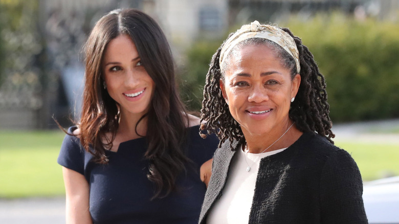 Meghan Markle y Doria Ragland sonriendo 