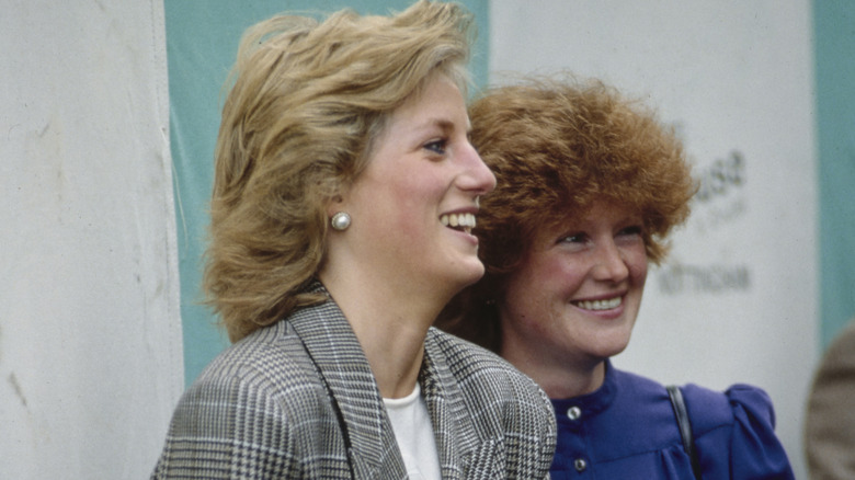 La princesa Diana riendo con su hermana Sarah Spencer