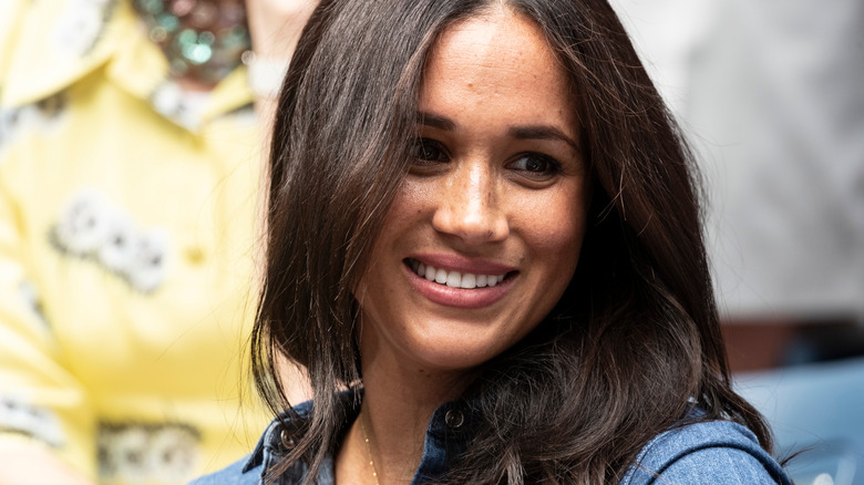 Camisa vaquera sonriente de Meghan Markle