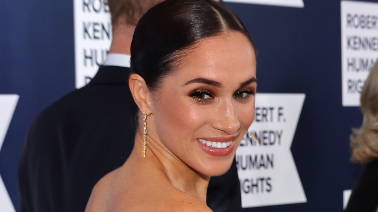 Meghan Markle con aretes de oro