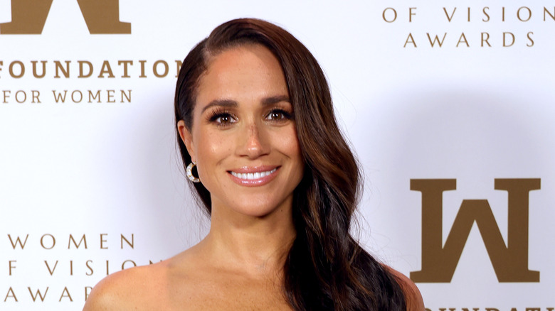 Meghan Markle con raya lateral sonriendo