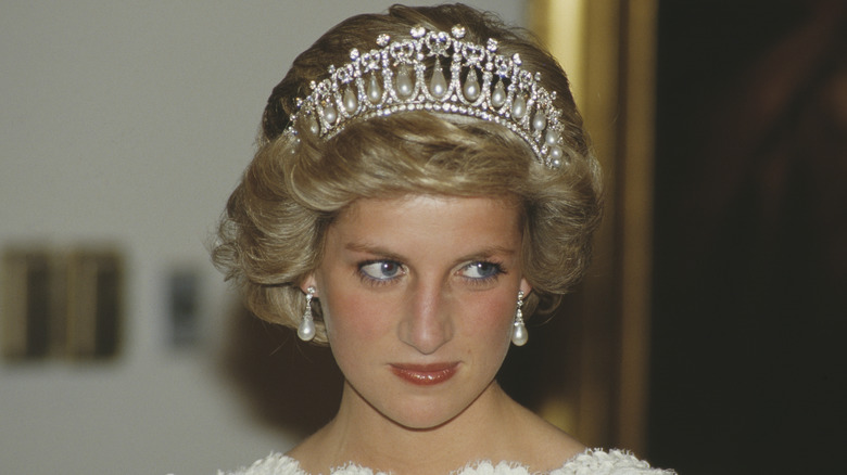 La princesa Diana con una tiara de diamantes