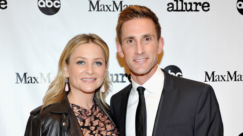 Jessica Capshaw, Christopher Gavigan posando