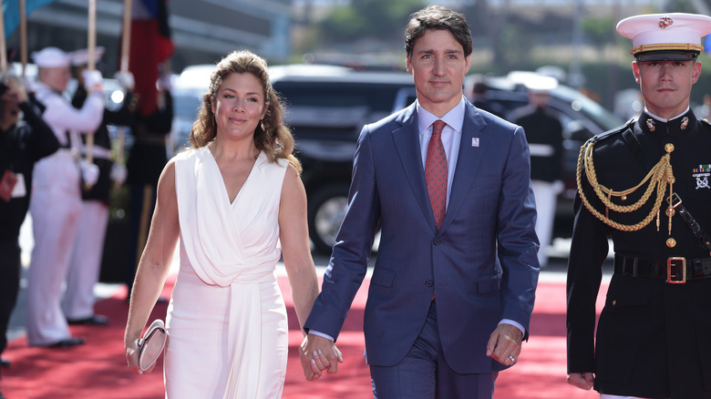 Sophie Gregoire y Justin Trudeau se dan la mano