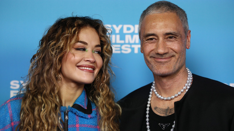 Rita Ora sonriéndole a Taika Waititi