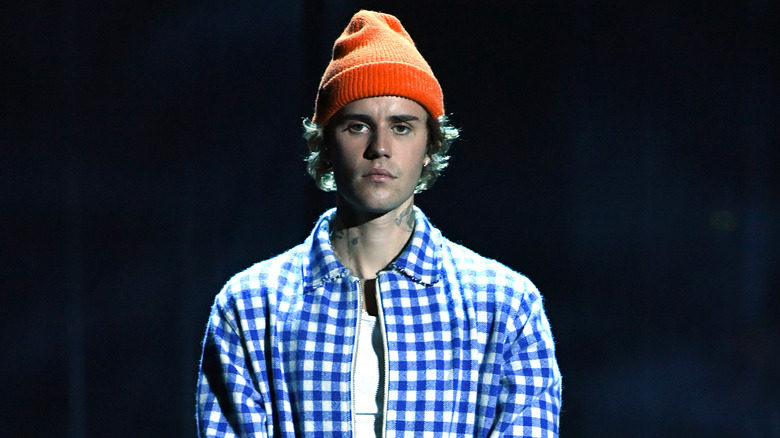 Justin Bieber con sombrero naranja