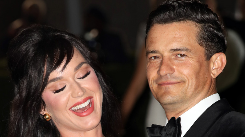 Katy Perry riendo y Orlando Bloom sonriendo