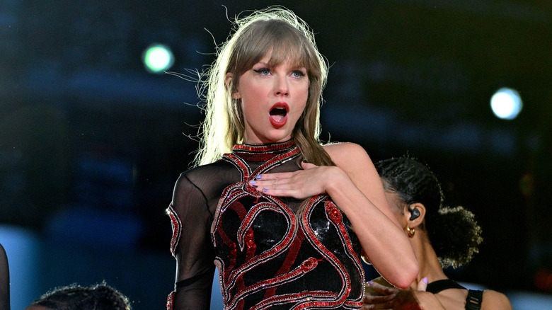 Taylor Swift con la mano en el pecho