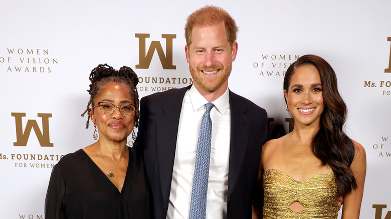 Doria Ragland, el príncipe Harry y Meghan Markle en el evento