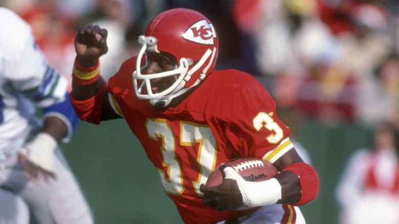 Joe Delaney luchando