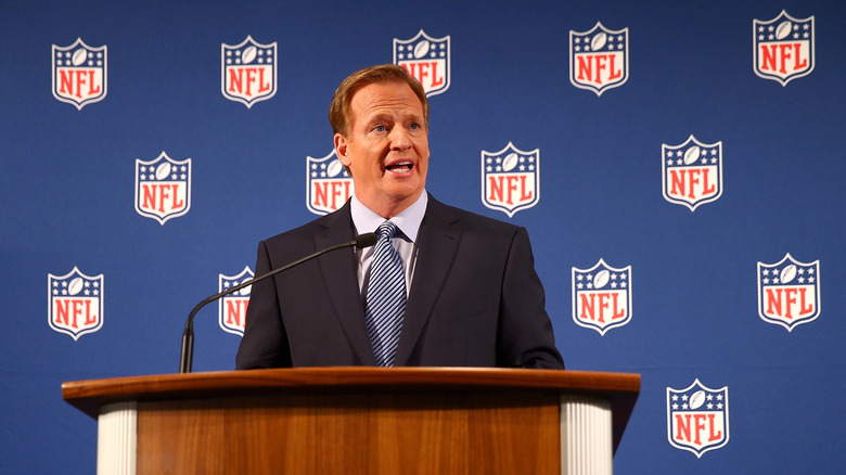 El comisionado de la NFL, Roger Goodell, dando una conferencia