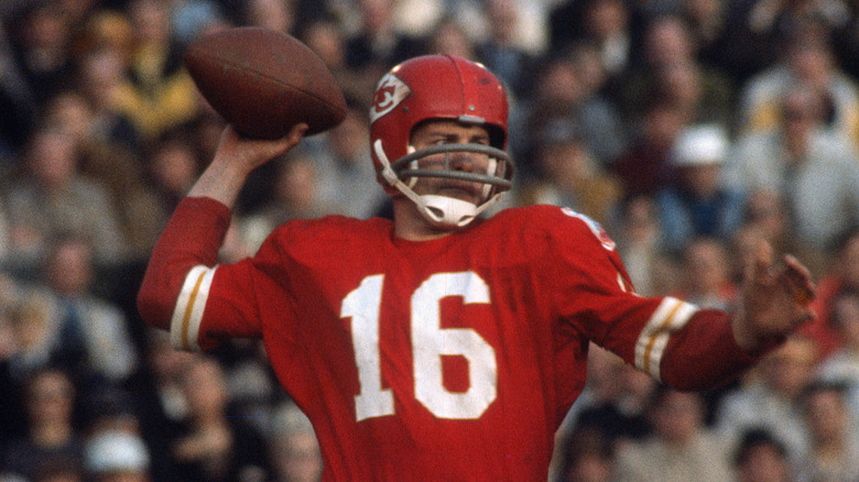 Len Dawson lanzando