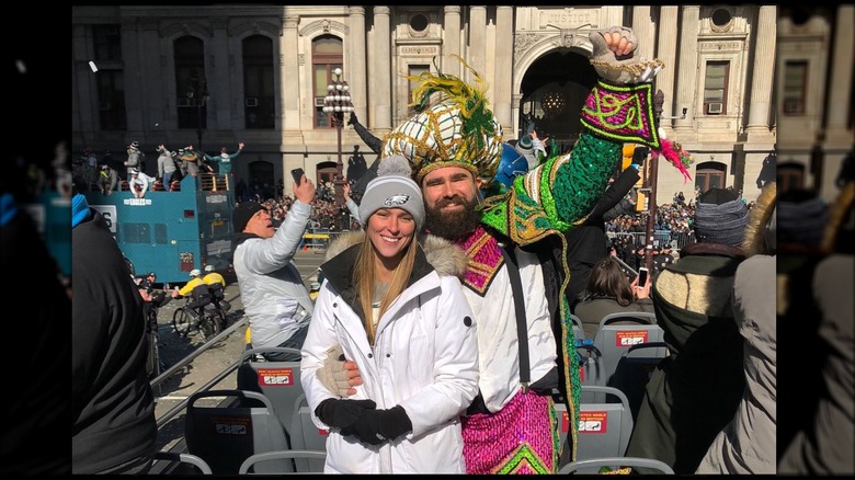 Jason Kelce y Kylie Kelce posando