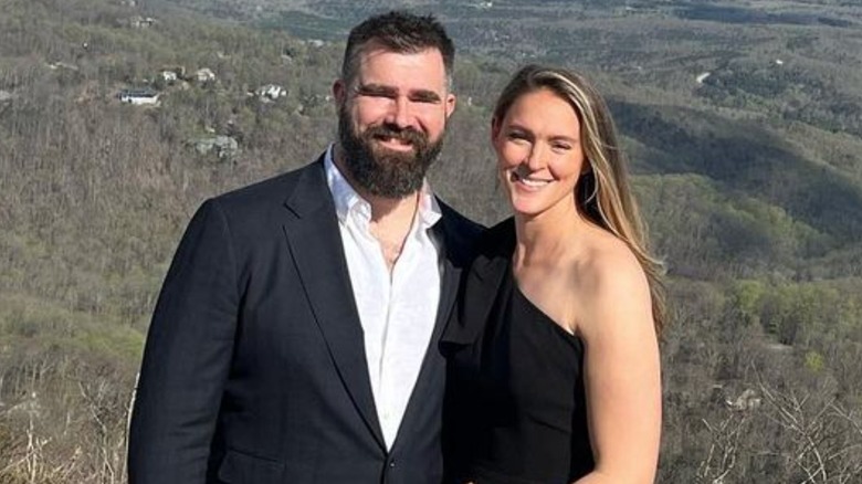 Jason Kelce y Kylie Kelce vestidos de negro